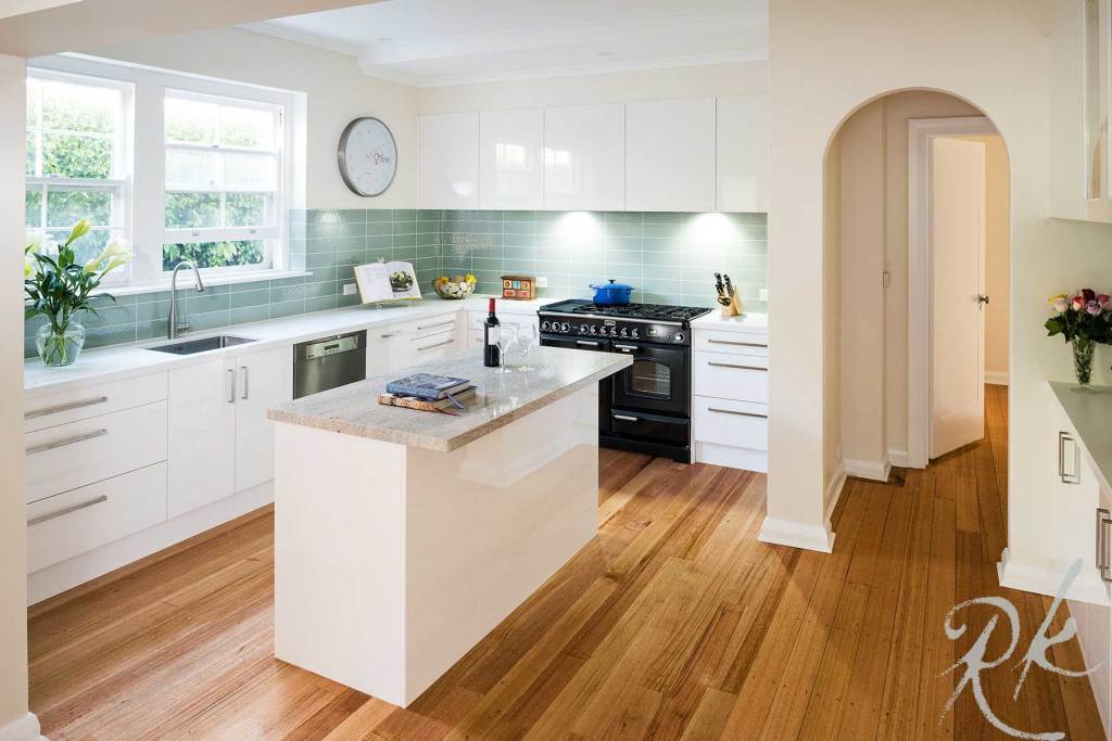 Thermolaminated finishes in an L-shaped kitchen layout